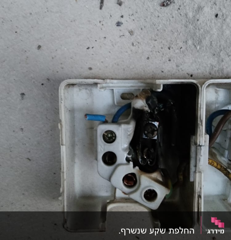 תיבת חיבורים חשמלית פתוחה עם חוטים חשופים